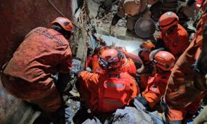 Casas desabam no Maracanã após instabilidade do solo. Mulher morre soterrada e filha é socorrida com vida.