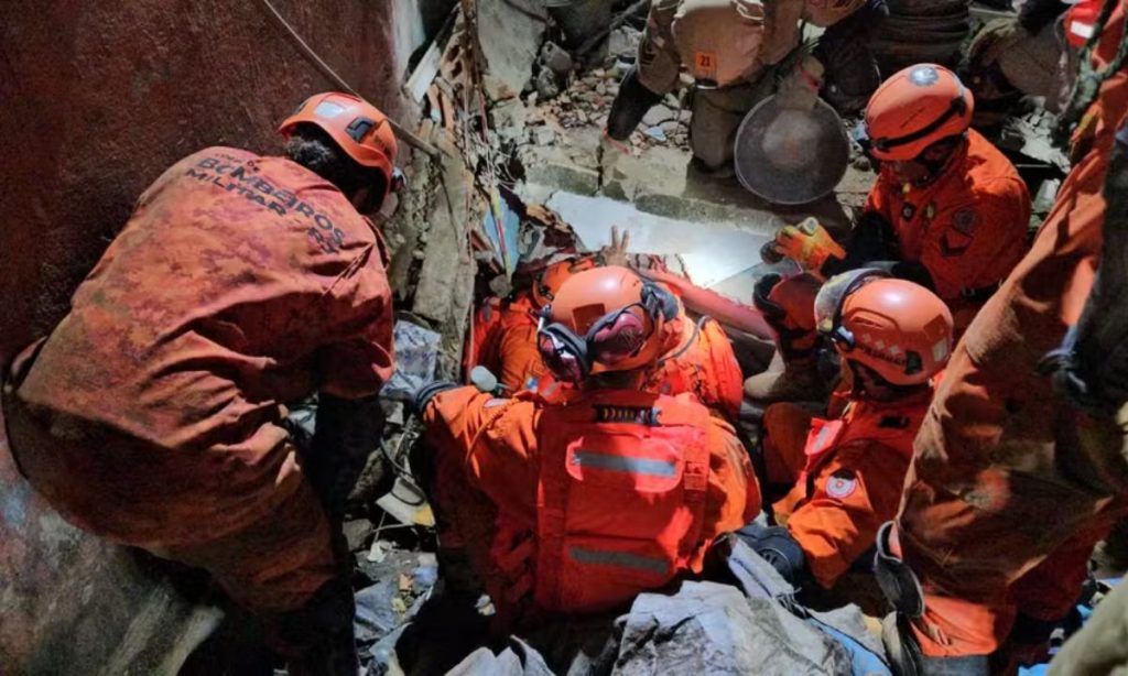 Casas desabam no Maracanã após instabilidade do solo. Mulher morre soterrada e filha é socorrida com vida.