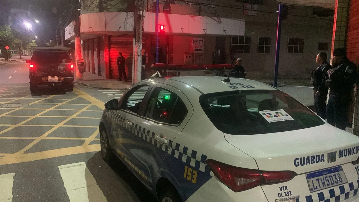 Guarda Municipal detém dois homens suspeitos de furtar padaria em São Gonçalo durante patrulhamento de rotina.