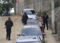 Suspeitos ligados ao tráfico são presos durante operação policial na comunidade do Pé Pequeno, em Niterói.