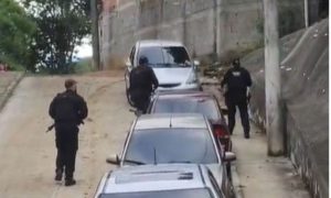 Suspeitos ligados ao tráfico são presos durante operação policial na comunidade do Pé Pequeno, em Niterói.
