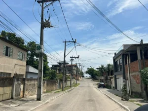 Homem é assassinado a tiros no Porto do Rosa, em São Gonçalo. Polícia investiga autoria e motivação do crime.