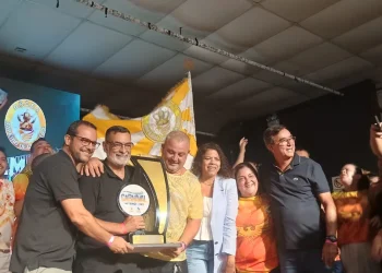 Império de Charitas conquista o título do Carnaval de Niterói após apuração marcada por disputa equilibrada entre as escolas.