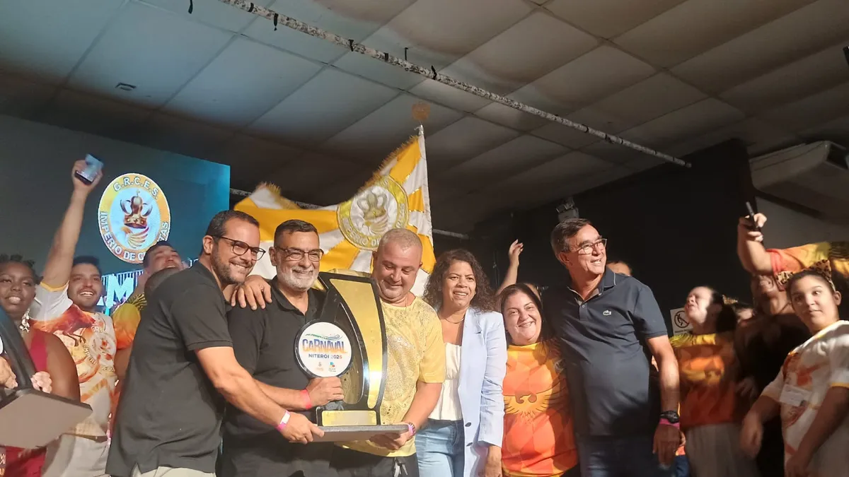Império de Charitas conquista o título do Carnaval de Niterói após apuração marcada por disputa equilibrada entre as escolas.
