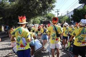 Carnaval de rua em Niterói começa com mais de 100 blocos, shows, reforço de segurança e expectativa de grande público.