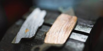 Ruído metálico nas frenagens indica fim das pastilhas e risco para os discos