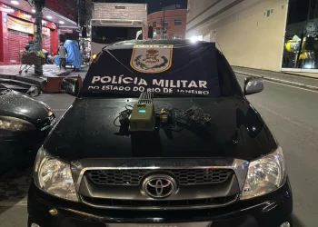 Operação recupera carros e motos roubados e prende suspeitos em São Gonçalo, reforçando o combate ao crime na cidade.