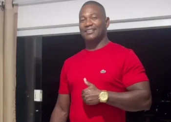 Agente de segurança desaparece após afirmar ter sido baleado em Niterói. Polícia investiga o caso e realiza buscas.