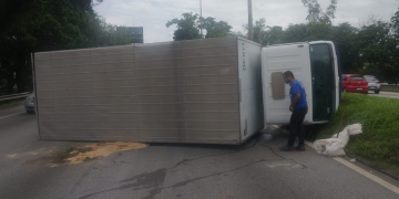 Tombamento de caminhão interrompe trecho da Avenida Brasil e causa longos congestionamentos