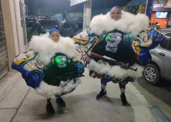 Turma da Maloca mantém viva a tradição do Carnaval raiz em São Gonçalo com desfiles que valorizam o samba e a cultura popular.