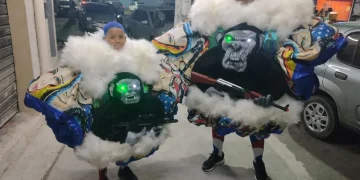 Turma da Maloca mantém viva a tradição do Carnaval raiz em São Gonçalo com desfiles que valorizam o samba e a cultura popular.