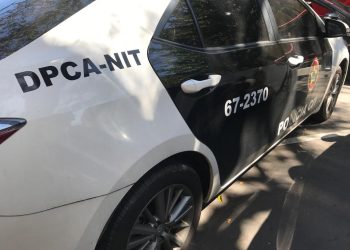 Polícia realiza operação em Niterói contra exploração sexual infantil em aplicativo de mensagens e apreende dispositivos eletrônicos.