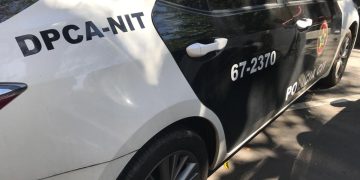 Polícia realiza operação em Niterói contra exploração sexual infantil em aplicativo de mensagens e apreende dispositivos eletrônicos.