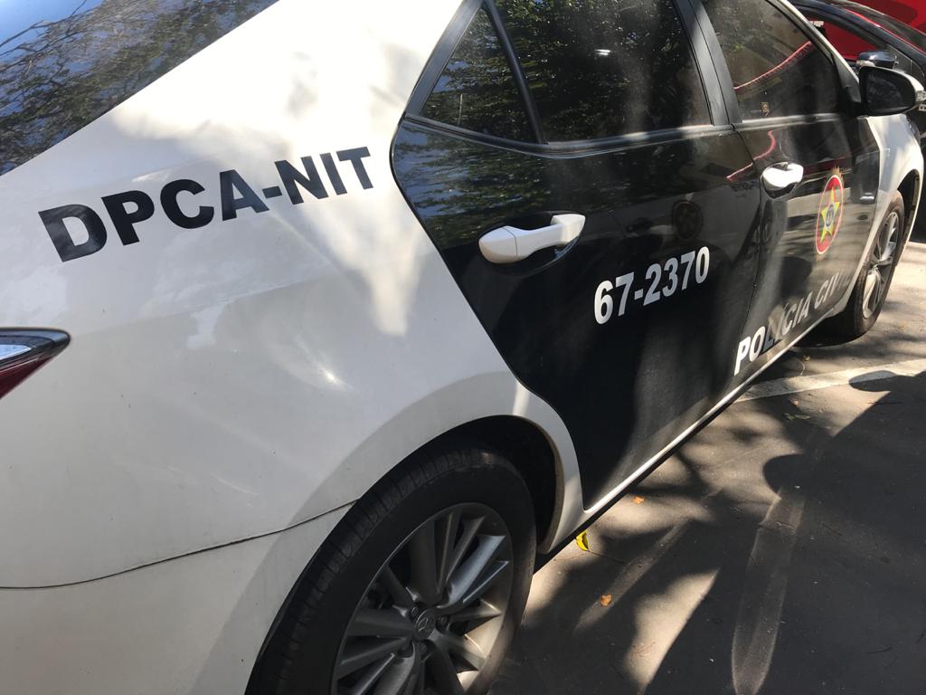 Polícia realiza operação em Niterói contra exploração sexual infantil em aplicativo de mensagens e apreende dispositivos eletrônicos.