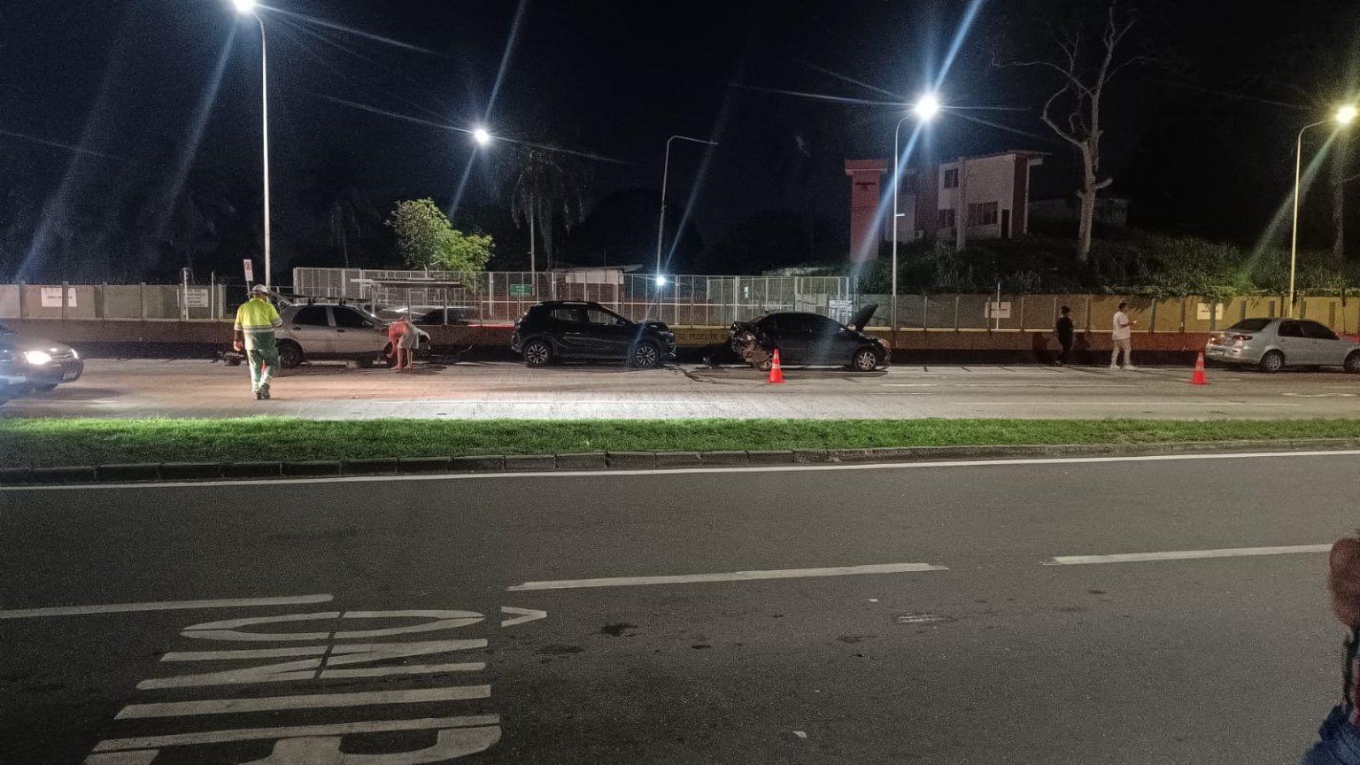 Engavetamento na Ponte Rio-Niterói deixa feridos e causa congestionamento. Equipes de resgate atuaram no atendimento às vítimas.