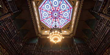 Fachada neomanuelina revela história e acervo do Real Gabinete Português de Leitura no RJ