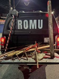 Polícia apreende martelo e barras de ferro com grupo fantasiado em São Gonçalo durante ação preventiva de segurança no Carnaval.