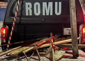 Polícia apreende martelo e barras de ferro com grupo fantasiado em São Gonçalo durante ação preventiva de segurança no Carnaval.