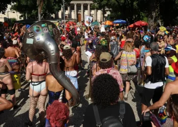 Mais de 450 pessoas foram presas durante o Carnaval no Rio em ações policiais contra furtos, roubos e tráfico. Segurança foi reforçada.