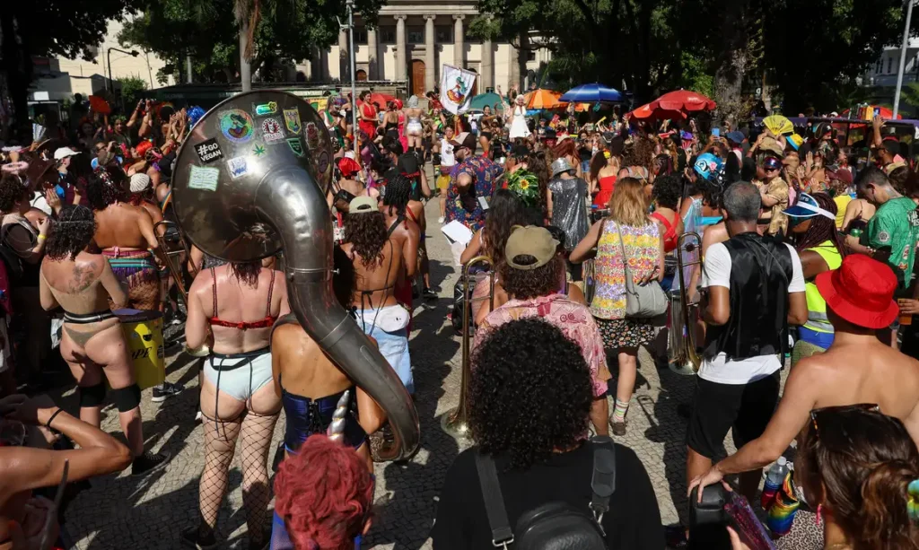 Mais de 450 pessoas foram presas durante o Carnaval no Rio em ações policiais contra furtos, roubos e tráfico. Segurança foi reforçada.