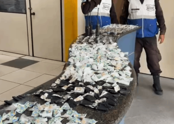 Suspeito é preso por tráfico de drogas em ponto turístico de Niterói durante patrulhamento policial.