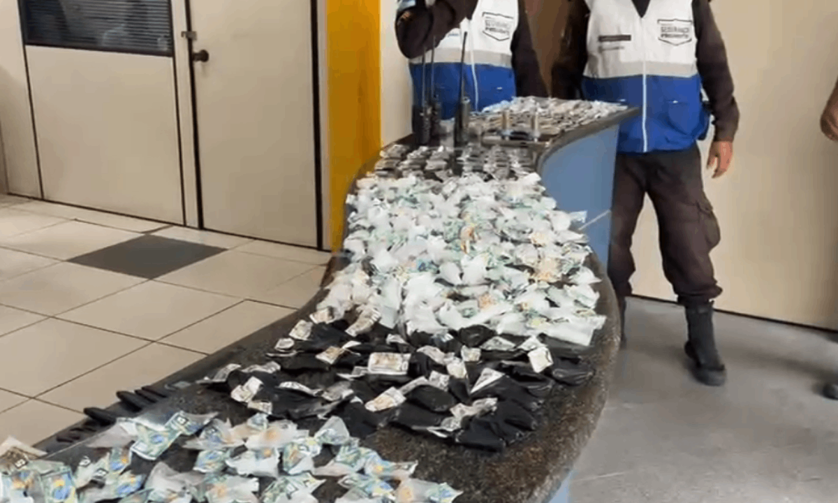 Suspeito é preso por tráfico de drogas em ponto turístico de Niterói durante patrulhamento policial.