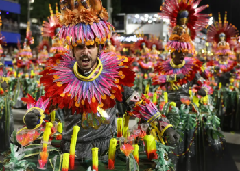 Carnaval do Rio de Janeiro deve reunir cerca de 8 milhões de foliões, com impacto na economia, turismo e serviços públicos.