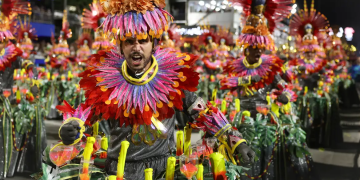 Carnaval do Rio de Janeiro deve reunir cerca de 8 milhões de foliões, com impacto na economia, turismo e serviços públicos.