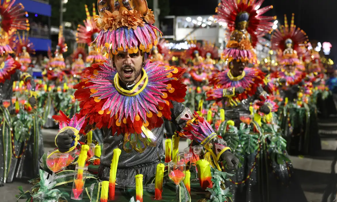 Carnaval do Rio de Janeiro deve reunir cerca de 8 milhões de foliões, com impacto na economia, turismo e serviços públicos.