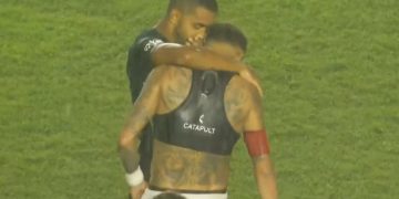 Torcida organizada do Vasco critica postura de Paulo Henrique após jogo contra Santos