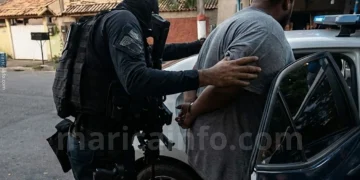 Polícia realiza sétima prisão ligada ao núcleo financeiro de milícia em Maricá durante operação para enfraquecer organização criminosa.