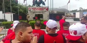 Torcedores do Flamengo protestam contra diretoria e técnicos no Ninho do Urubu