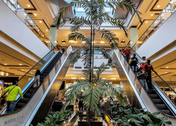 Justiça condena shopping do Rio a indenizar cliente assaltada em estacionamento. Decisão reconhece falha na segurança do local.