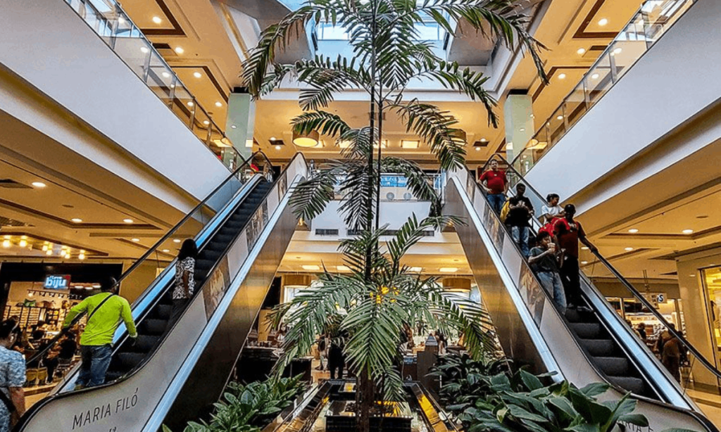 Justiça condena shopping do Rio a indenizar cliente assaltada em estacionamento. Decisão reconhece falha na segurança do local.