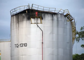 Corpos de funcionários são encontrados após explosão de tanque em Volta Redonda. Caso está sob investigação.