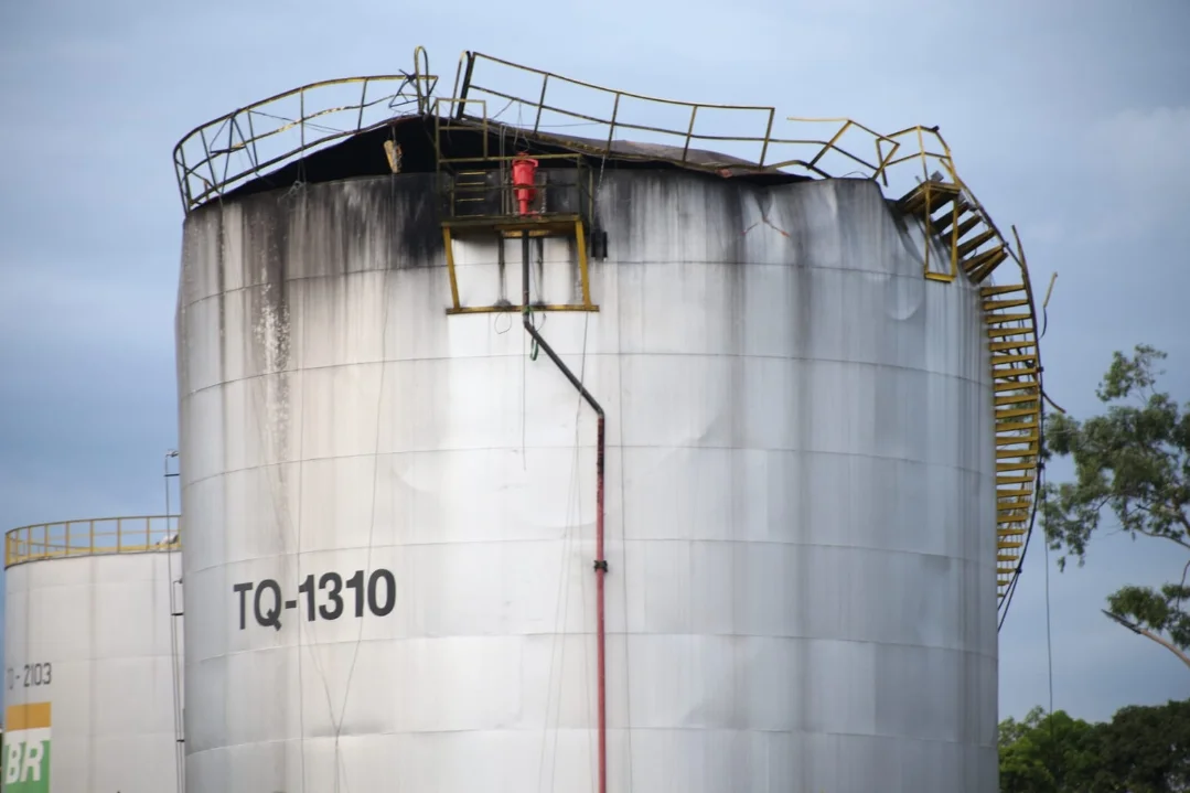 Corpos de funcionários são encontrados após explosão de tanque em Volta Redonda. Caso está sob investigação.