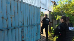 Operação policial investiga galpão usado por criminosos em São Gonçalo e apreende materiais suspeitos durante ação de segurança pública