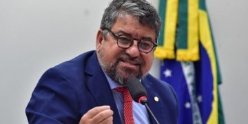 Quaquá anuncia parque e teatro municipal em área de antigo lixão, com foco em recuperação ambiental e cultura em Maricá.