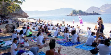 Projeto Yoga na Praia celebra Dia da Mulher com edição especial às 8h em Niterói