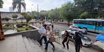 Polícia Civil prende mulher suspeita de ocultar criminosos após ataque a advogada em Niterói