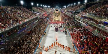 Ingressos para o Carnaval 2027 na Sapucaí se esgotam em 22 minutos após início das vendas