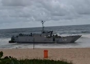 Marinha do Brasil tenta remover navio encalhado na Praia da Macumba sob condições adversas
