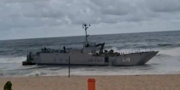 Marinha do Brasil tenta remover navio encalhado na Praia da Macumba sob condições adversas