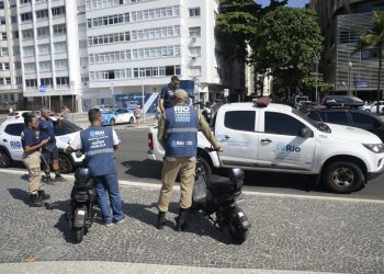 Cachorro é resgatado em carro estacionado irregularmente na orla de Copacabana durante forte calor