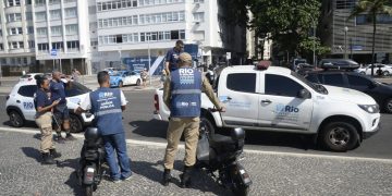Cachorro é resgatado em carro estacionado irregularmente na orla de Copacabana durante forte calor
