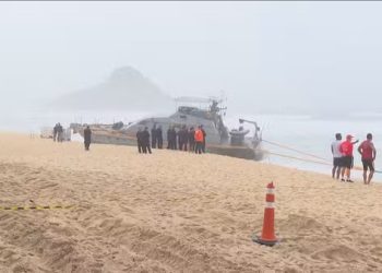 Marinha do Brasil retira com sucesso navio encalhado na Praia da Macumba, RJ