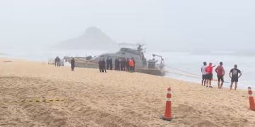 Marinha do Brasil retira com sucesso navio encalhado na Praia da Macumba, RJ