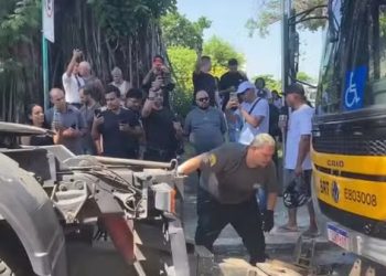 Governo do Estado e Prefeitura do Rio discutem responsabilidade e suspendem Linha 77 do BRT