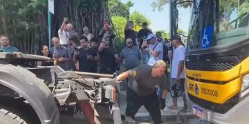 Governo do Estado e Prefeitura do Rio discutem responsabilidade e suspendem Linha 77 do BRT