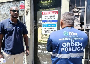 Fábrica de espetinhos no Andaraí é interditada por irregularidades sanitárias e falta de registro